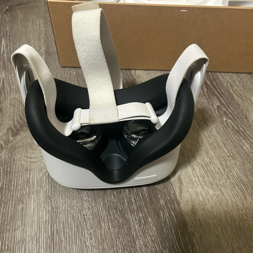 Oculus Standalone VR Headset with Controllers - Gray